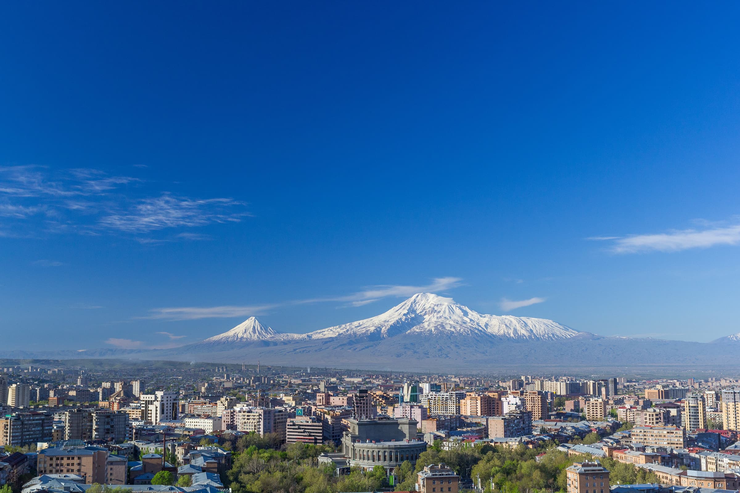 Der Ararat über der Skyline von Jerewan im Frühling